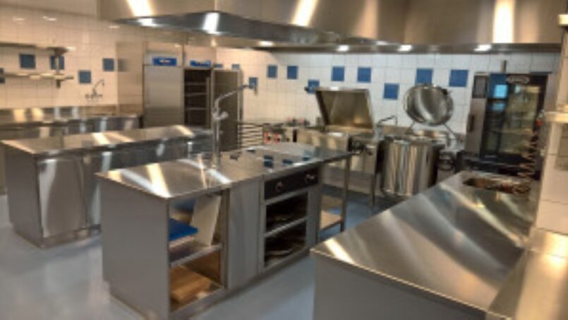 Kommerzielle Küche mit Edelstahlgeräten im Gruppenhaus Lagerunterkunft Schulhaus in Sörenberg