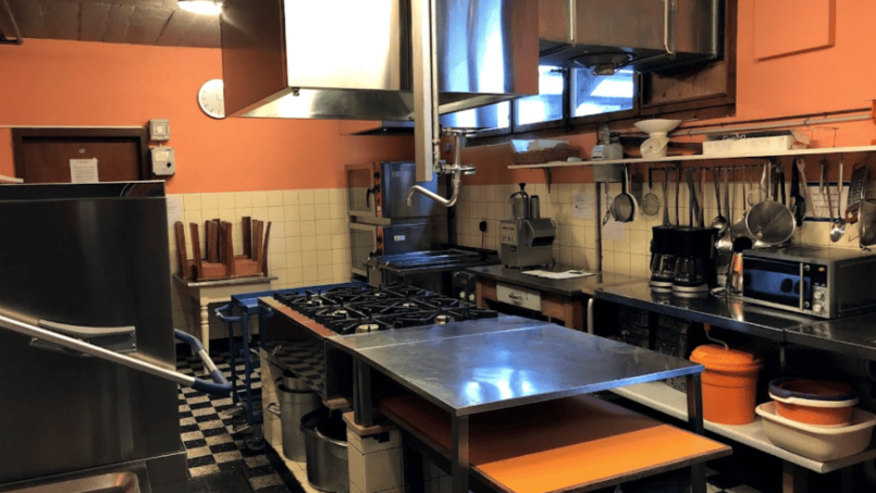 Checkered Floor in der Küche des Gruppenhaus Le Dolent in La Fouly