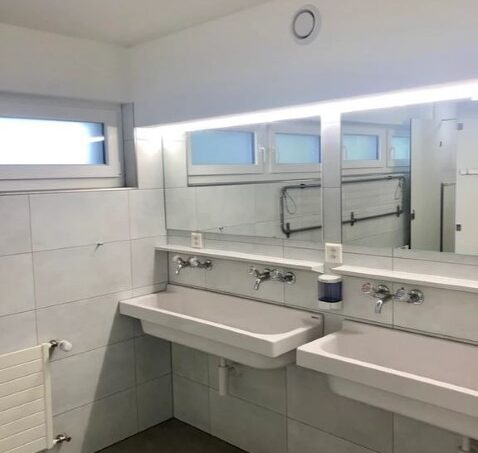 Gruppenhaus Le Refuge Mont Tramelan Badezimmer mit zwei Waschbecken und Spiegeln