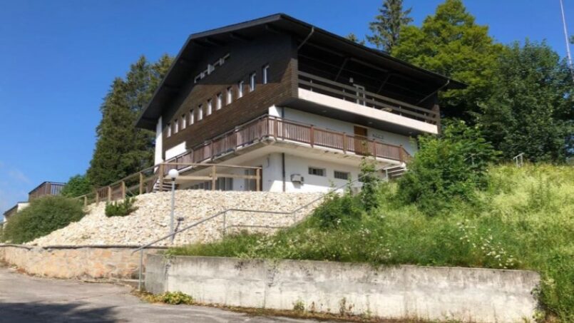 Gruppenhaus Le Refuge in Mont Tramelan auf Hügelseite