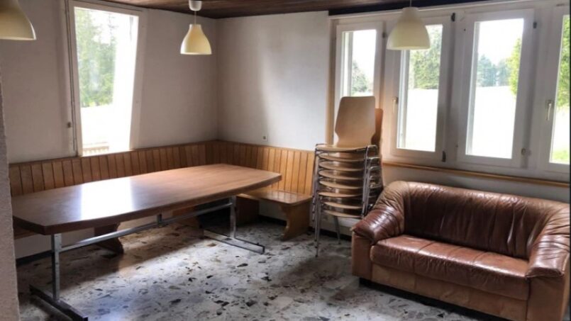 Kleines Zimmer mit Tisch und Stühlen im Gruppenhaus Le Refuge in Mont Tramelan