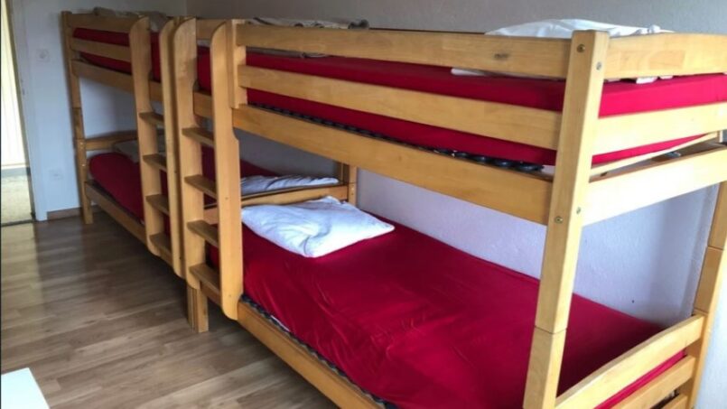 Gruppenhaus Le Refuge Mont Tramelan - Dreibettzimmer mit roten Bettlaken