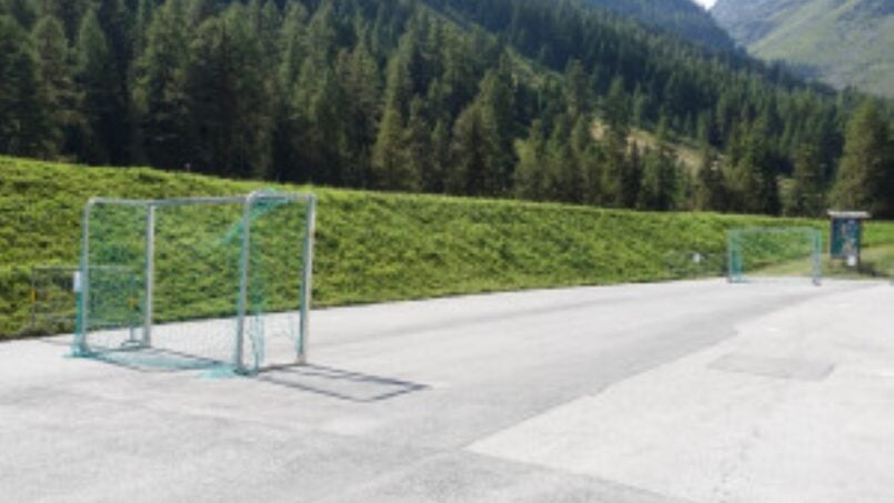 Gruppenhaus Les Flaches in Grimentz, Bergstraße mit Tor