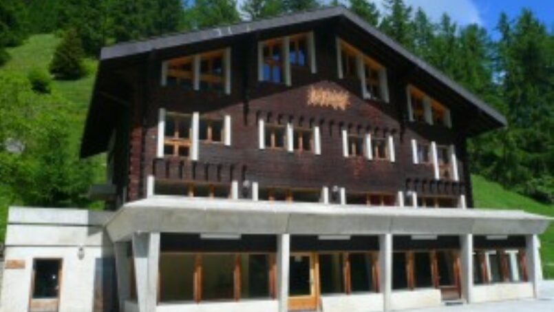 Gruppenhaus Les Flaches in Grimentz umgeben von Wald