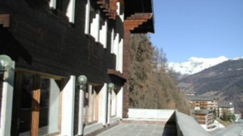 Gruppenhaus Les Flaches Grimentz mit Balkonaussicht auf die verschneiten Berge