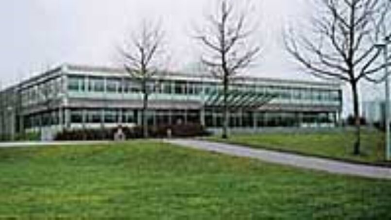Gruppenhaus Mehrzweckanlage Aarburg großes Bürogebäude mit Grünanlage