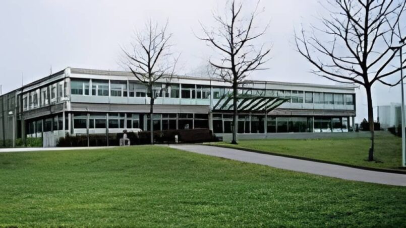 Gruppenhaus-Mehrzweckanlage-in-Aarburg-grosses-Bürogebäude-mit-Gras-und-Bäumen