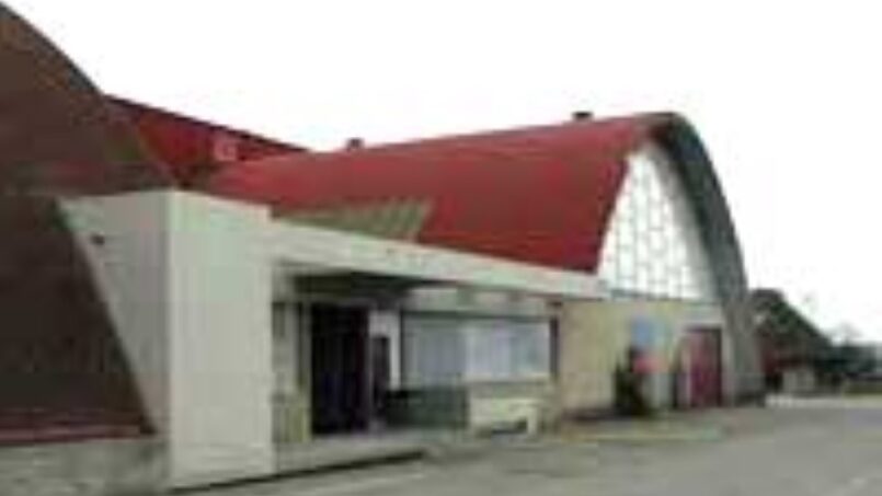 Gruppenhaus Mehrzweckhalle Lenzburg mit rotem Dach