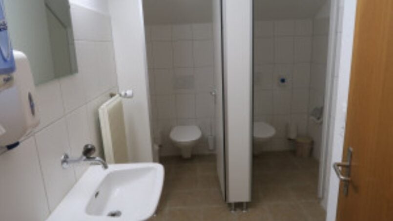 Gruppenhaus Meilener Haus Obersaxen Badezimmer mit zwei Kabinen und Waschbecken