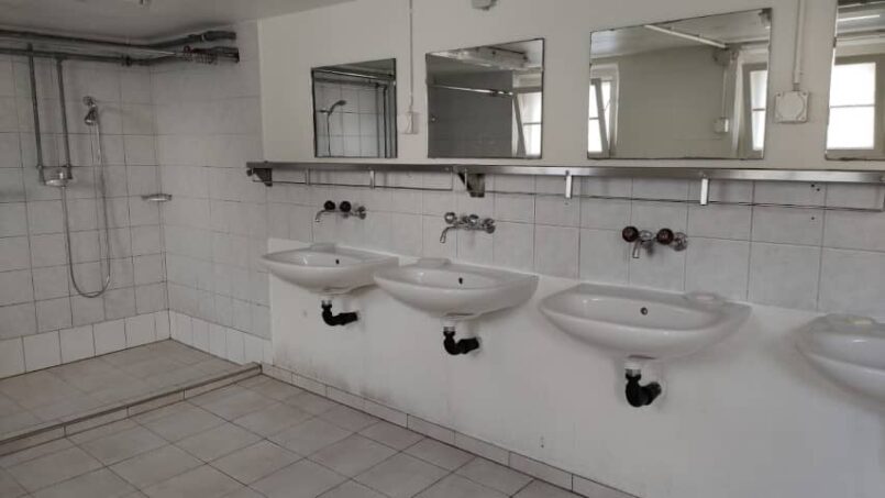 Gruppenhaus Militärunterkunft Alp Scheidwegen Boltigen Badezimmer mit mehreren Waschbecken und Spiegeln