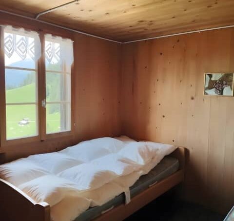 Kleines Zweibettzimmer im Gruppenhaus Militärunterkunft Alp Scheidwegen in Boltigen