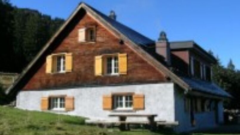 Gruppenhaus Mittelsäss in Bad Ragaz mit Fensterläden umgeben von Bergen