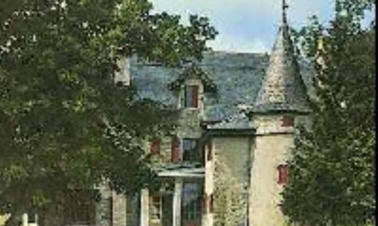 Gruppenhaus Monteret I Schloss in Saint-Cergue umgeben von Feldern