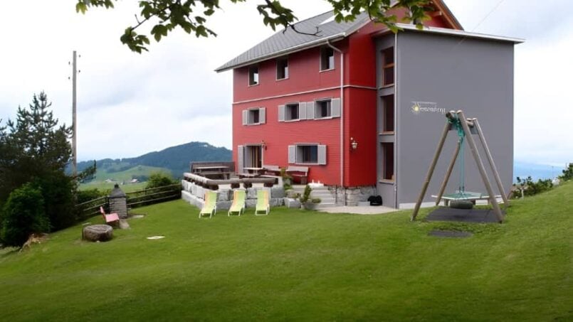 Gruppenhaus Naturfreundehaus Sonnenberg Egg SZ auf grasbewachsenem Hügel