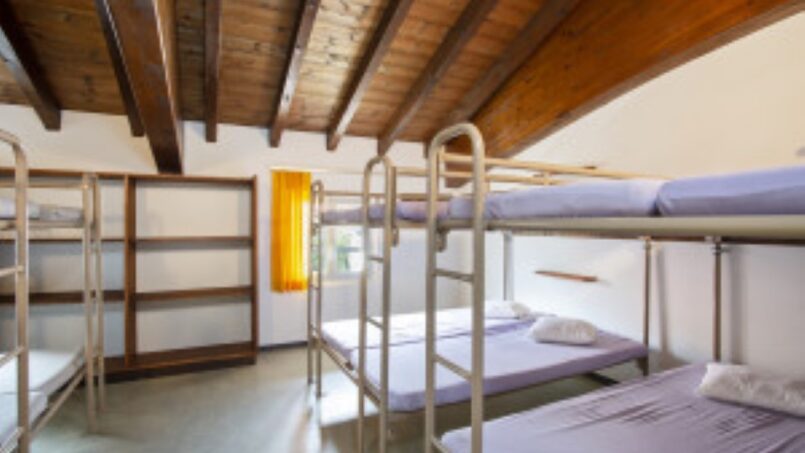 Gruppenhaus Ostello Palagnedra Bettenzimmer mit Holzboden