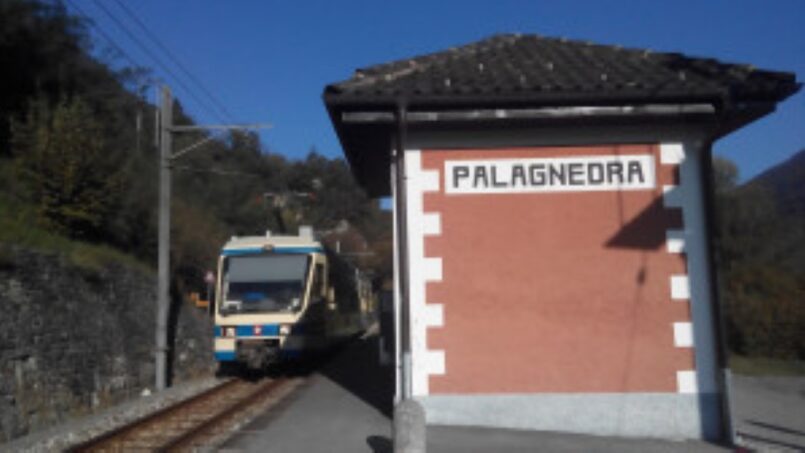 Zug fährt in Bahnhof Palagnedra ein - Gruppenhaus Ostello Palagnedra