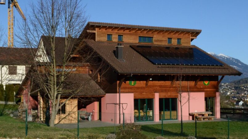 Gruppenhaus Pfadfinderheim Mauren mit Solarpanels auf dem Dach in Liechtenstein