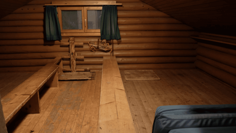 Kleines Zimmer mit Bett und Stuhl im Gruppenhaus Pfadihaus Ormalingen
