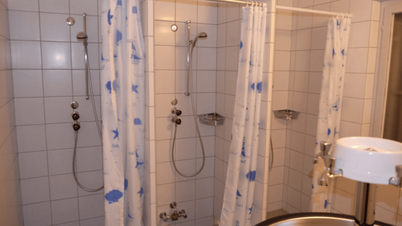 Gruppenhaus Pfadihaus Ormalingen Badezimmer mit zwei Duschen und einem Waschbecken