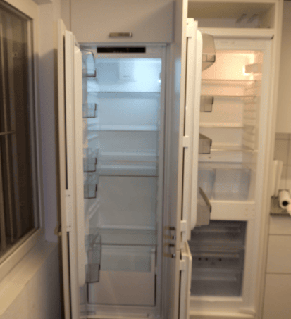 Offener Kühlschrank in Küche Gruppenhaus Pfadihaus Ormalingen