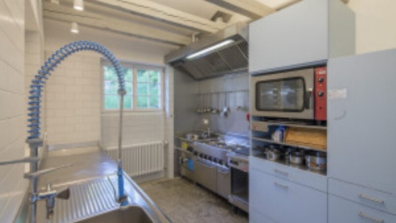 Gruppenhaus Pfadiheim Alt Uetliberg Küche mit blauen Schränken und Spüle