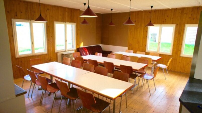 Gruppenhaus-Pfadiheim-Birchi-Säriswil-Zimmer-mit-Tischen-und-Stühlen