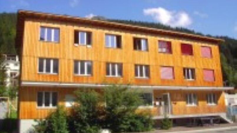 Gruppenhaus-Pfadiheim-Davos-Holzgebäude-mit-Fenstern