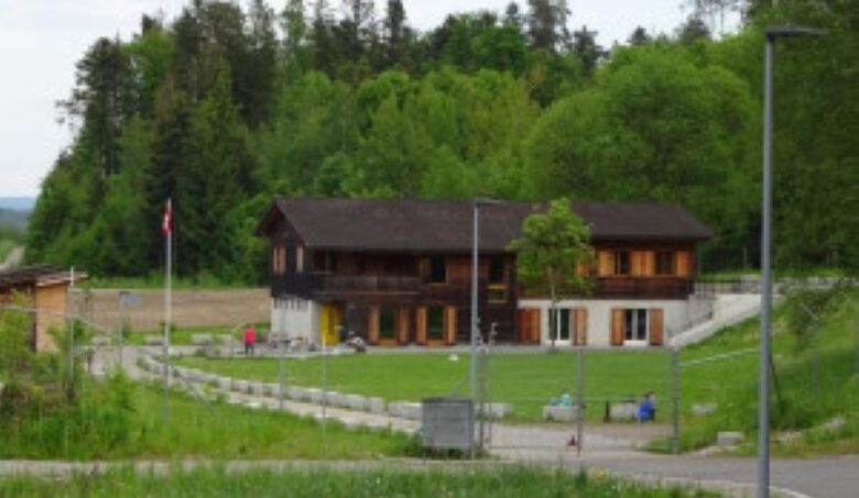 Gruppenhaus Pfadiheim Oberfeld in Kloten umgeben von Wald nahe einer Straße