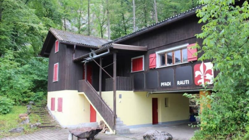 Gruppenhaus Pfadiheim Rauti in Näfels im Wald mit Treppe