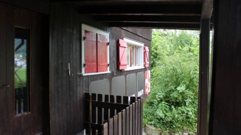 Gruppenhaus-Pfadiheim-Rauti-Näfels-Holztür-mit-roten-Fensterläden
