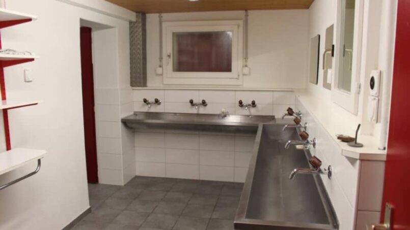 Gruppenhaus Pfadiheim Rauti in Näfels Badezimmer mit zwei Waschbecken