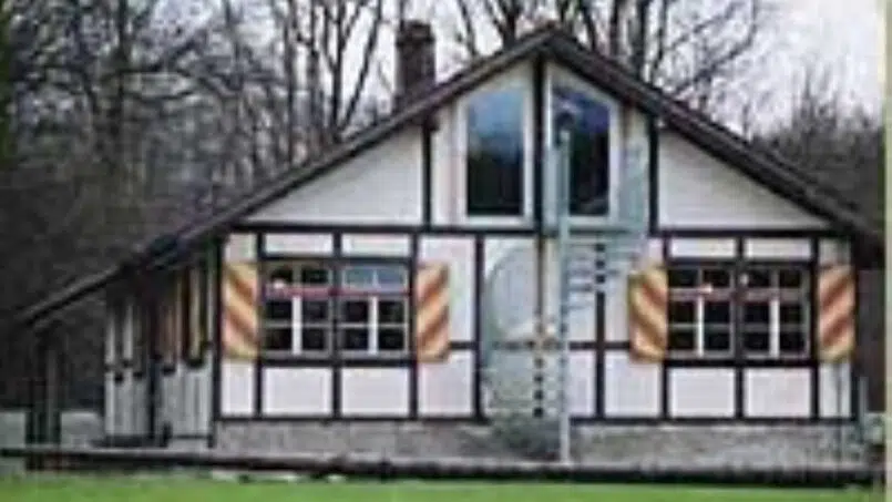 Gruppenhaus Pfadiheim Rütibuck in Baden - Weißes und schwarzes Haus im Waldgebiet