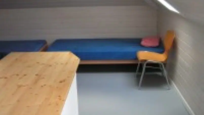 Kleines Zimmer mit zwei Etagenbetten und Schreibtisch im Gruppenhaus Pfadiheim Speuz in Erlinsbach