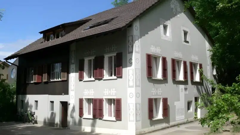 Gruppenhaus Pfadiheim St. Martin in Diegten mit roten Fensterläden im Waldgebiet