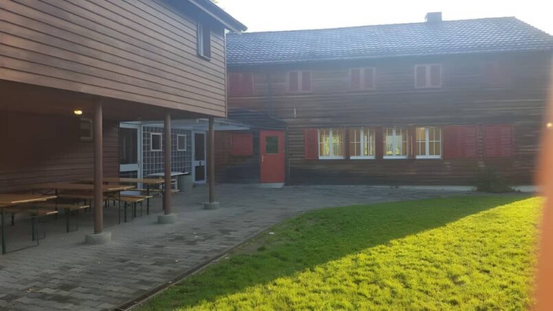 Gruppenhaus Pfadiheim Wallisellen mit Holzterrasse und Sitzmöglichkeiten im Freien
