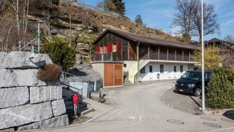 Gruppenhaus Pfadiheim Willisau mit parkendem Auto davor