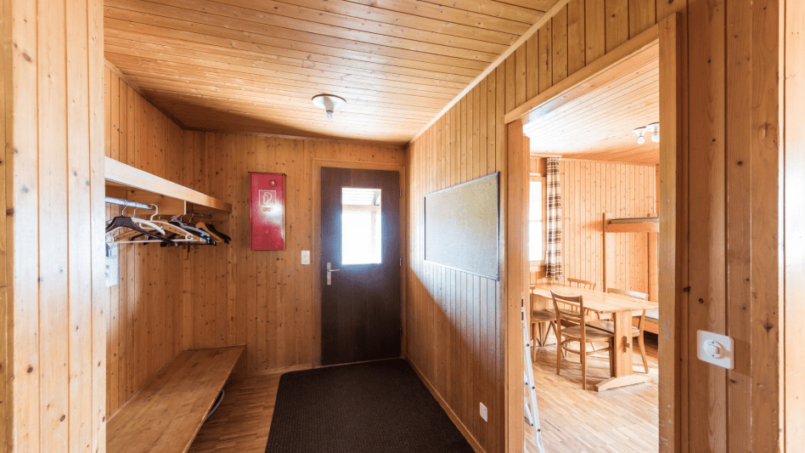 Gruppenhaus Pfadiheim Willisau Holzflur mit hölzerner Bank