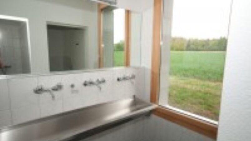 Gruppenhaus Pfadizentrum Uster Badezimmer mit Waschbecken und Fenster