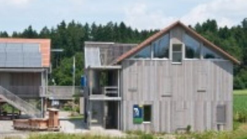 Gruppenhaus-Pfadizentrum-Uster-Holzhäuser-mit-Solaranlagen