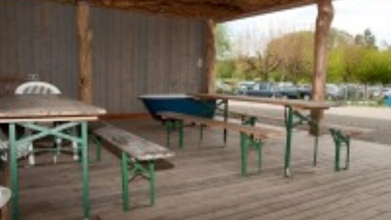 Gruppenhaus Pfadizentrum Uster Picknickbereich mit Bänken und Tischen auf Holzterrasse