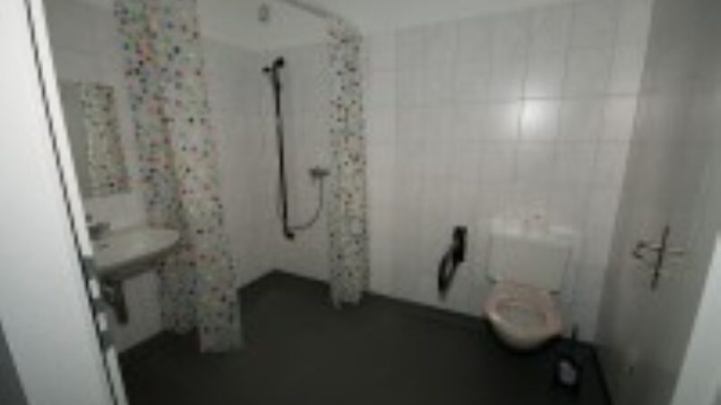 Kleines Badezimmer mit Toilette und Dusche im Gruppenhaus Pfadizentrum Uster