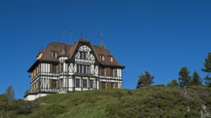Gruppenhaus Pro Natura Zentrum Aletsch auf grüner Hügel in Riederalp