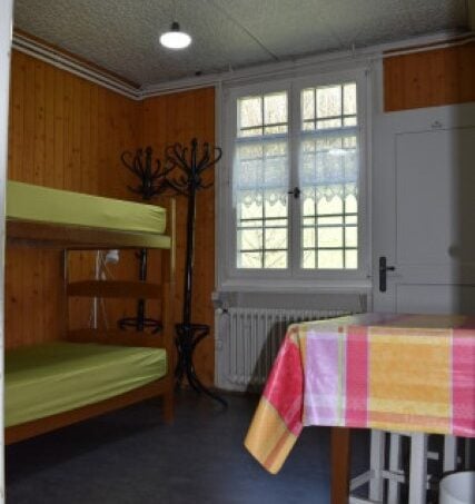Gruppenhaus Regional Zentrum Aawangen Kleines Zimmer mit Etagenbetten und Tisch
