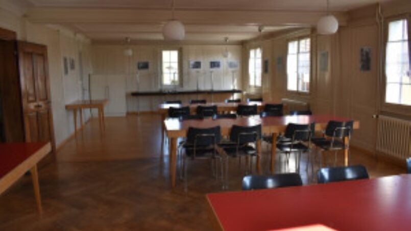 Gruppenhaus-Regional-Zentrum-Aawangen-Raum-mit-Tischen-und-Stühlen