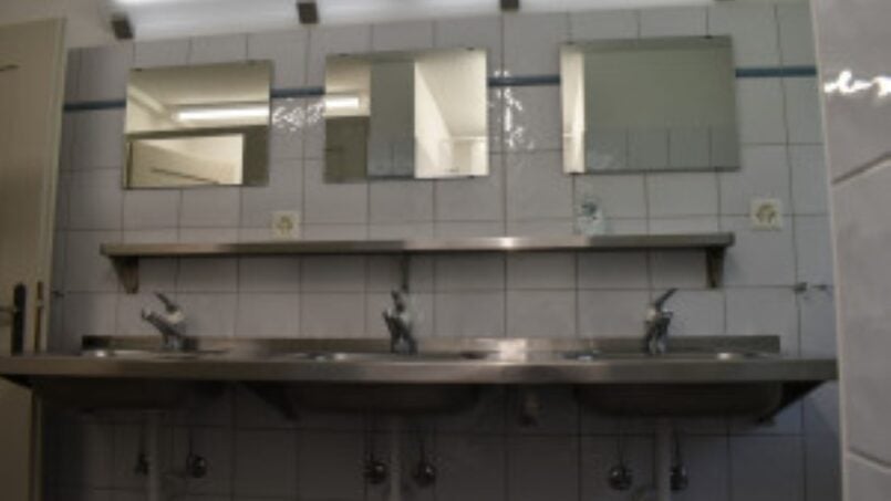 Gruppenhaus Regional Zentrum Aawangen Badezimmer mit zwei Waschbecken und Spiegeln