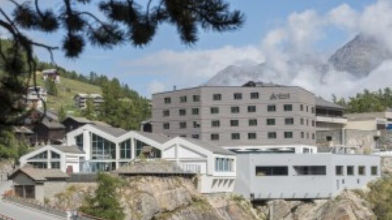 Gruppenhaus-Saas-Fee-Wellness-Hostel-4000-Hotel-mit-Brücke-und-Bergen-im-Hintergrund