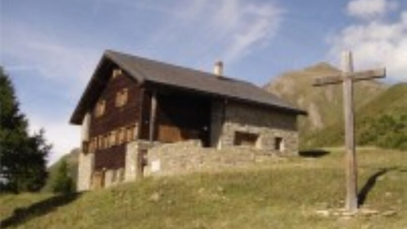 Gruppenhaus Saflischhütte Steinhaus auf Hügel in Rosswald ob Brig