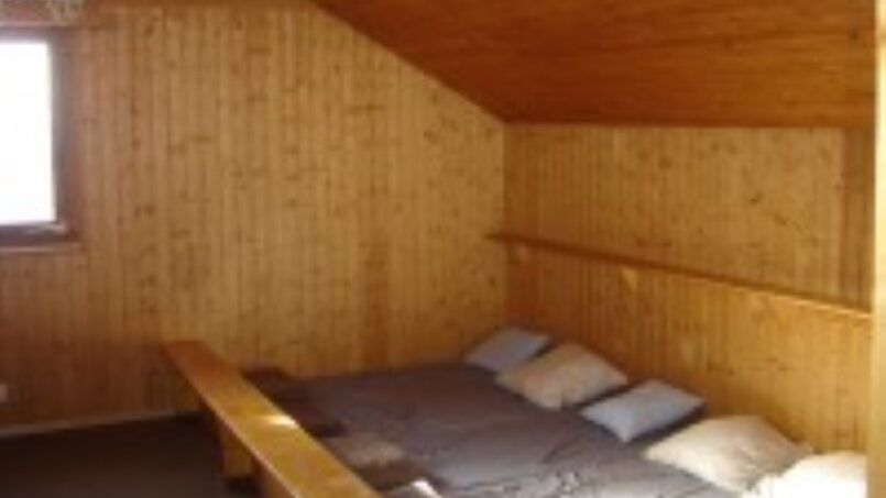 Gruppenhaus Saflischhütte Zimmer mit Bett und Fenster in Rosswald ob Brig