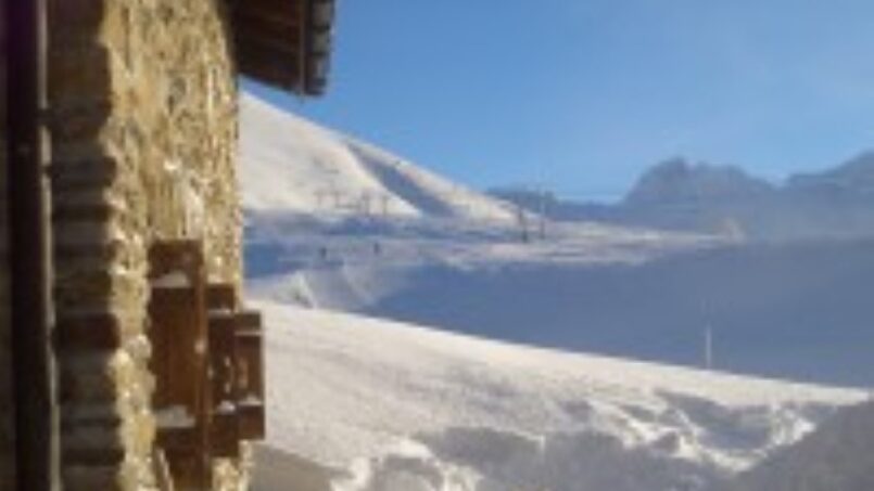 Gruppenhaus Saflischhütte im Winter mit Schnee in Rosswald ob Brig
