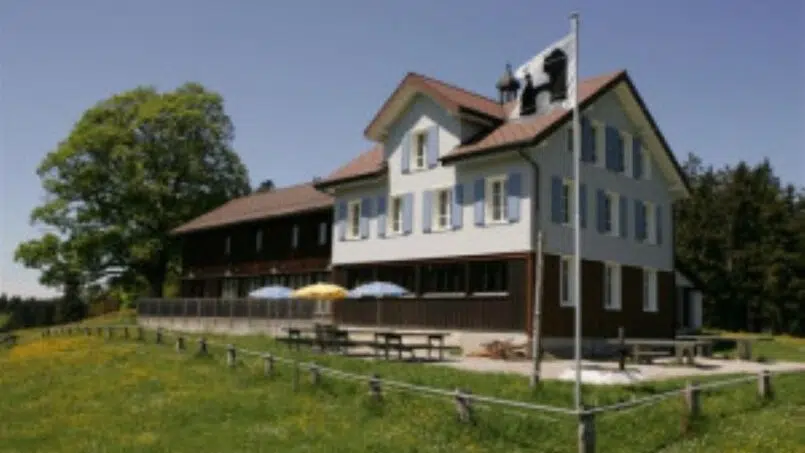 Gruppenhaus Salomonstempel in Hemberg umgeben von grünem Feld